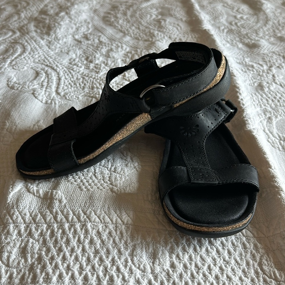 Keen black leather sandal size 7